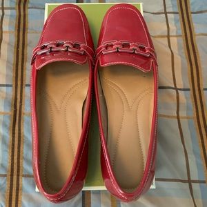 Women red patent leather shoe